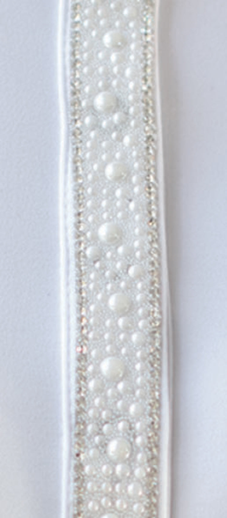 White pearls tie 